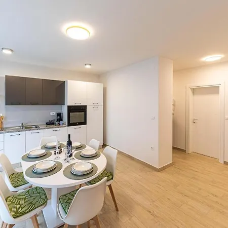 Gorgeous In Okrug Gornji With Wifi Apartman