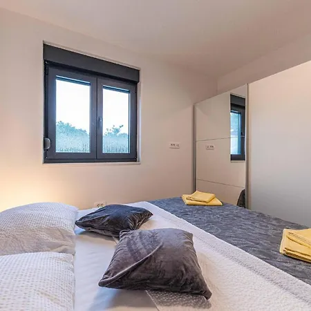 Gorgeous In Okrug Gornji With Wifi Apartman *