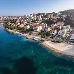 Gorgeous In Okrug Gornji With Wifi
