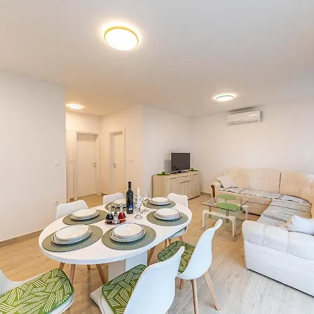 Apartment Beautiful In Okrug Gornji With Wifi *