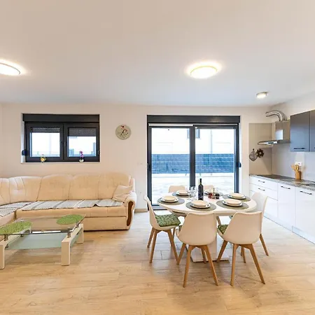 Stunning In Okrug Gornji *