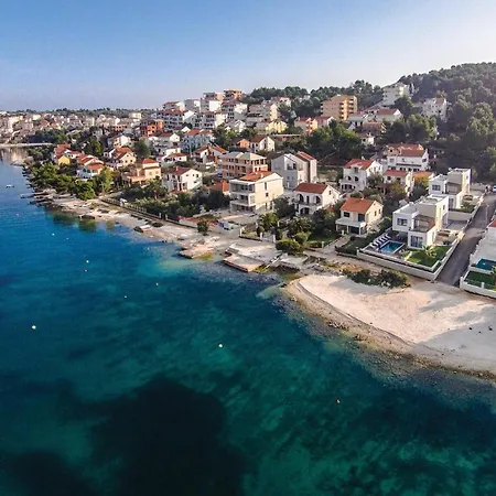 Gorgeous In Okrug Gornji With Wifi