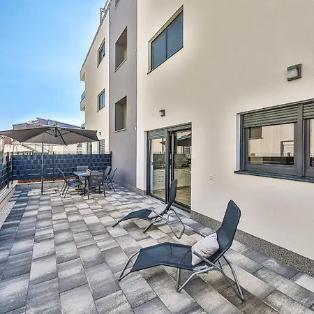 Apartment Gorgeous In Okrug Gornji With Wifi *