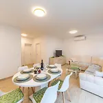 Apartman Stunning In Okrug Gornji *